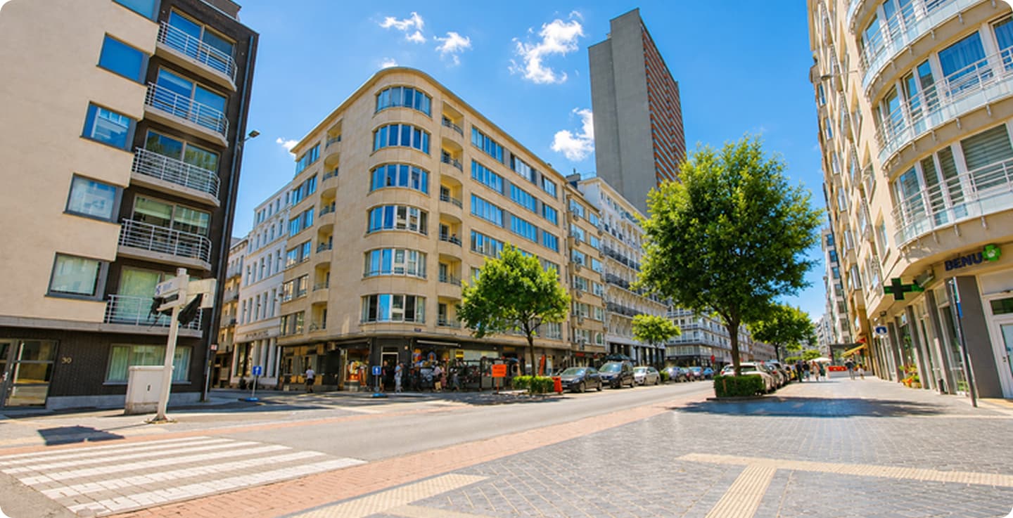 Straat met appartementsgebouwen in het centrum van Oostende