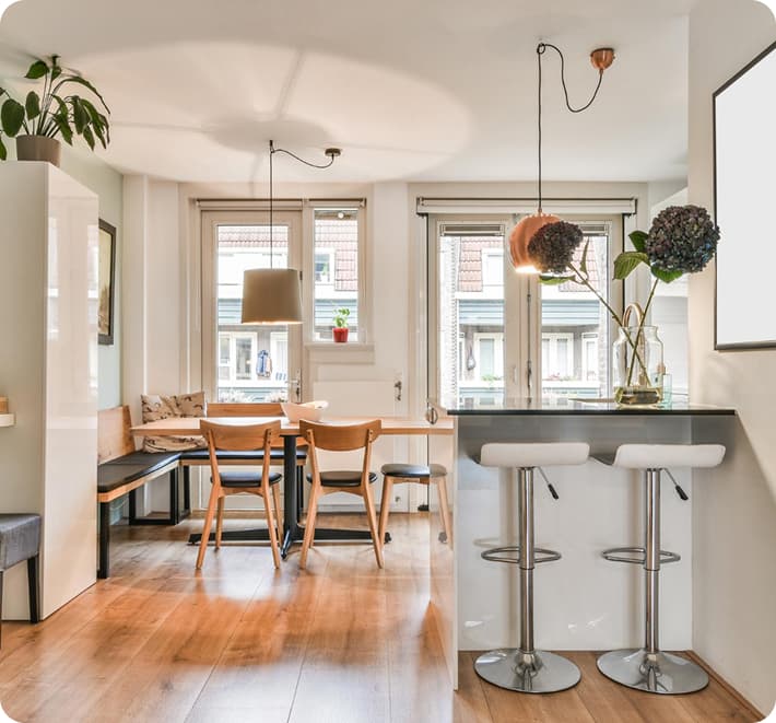 Lichte eet- en keukenruimte in een verzorgde woning