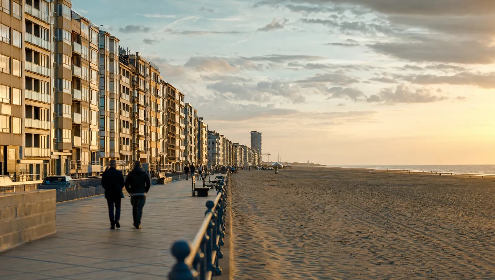 De Zeedijk van Oostende met appartementen aan het strand
